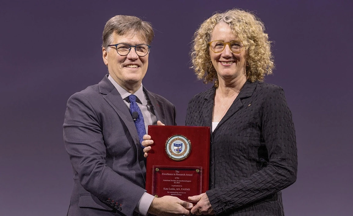 Dr Jim Rathmel presenting the ASA Award for Research Excellence to Professor Kate Leslie